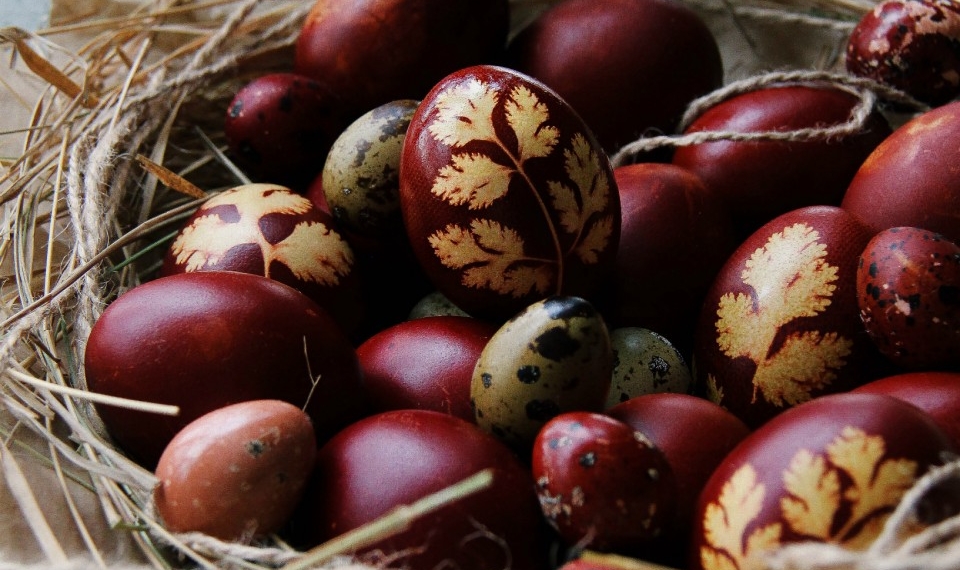Как красят яйца зеленкой и луковой шелухой для создания «мраморного» эффекта?
