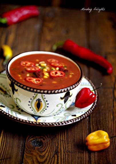 Густой овощной суп-чили с шоколадом