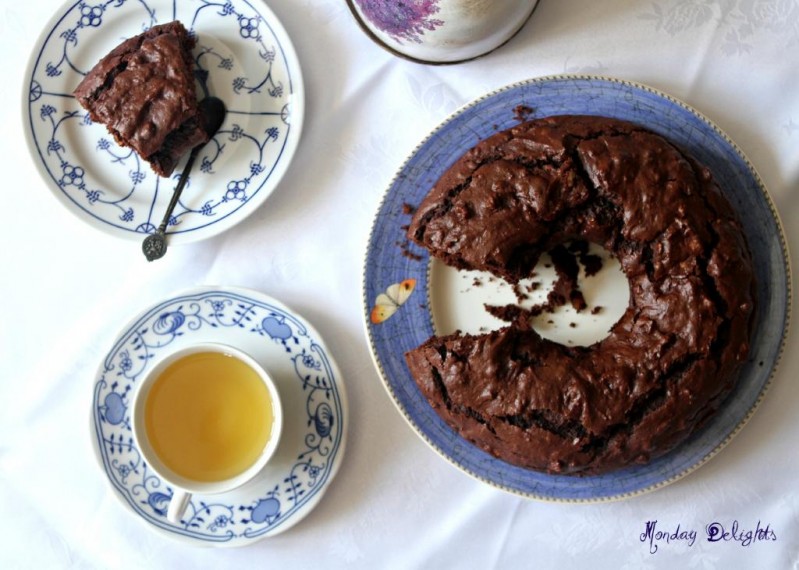 Шоколадный пирог с грецкими орехами и фисташками